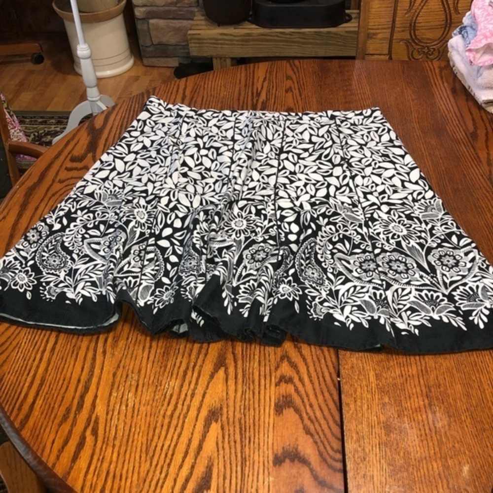 DRESSBARN WOMAN SIZE 20 W BLACK & WHITE FLORAL PAISLEY FULL SKIRT.